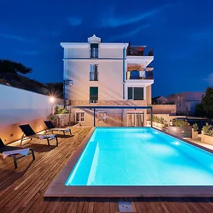 https://sun-spalato-hills.hotels-in-trogir.com